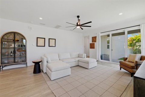 House in Saint Petersburg, Florida 3 bedrooms, 175.21 sq.m. № 2203985 - photo 22