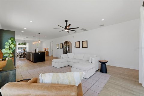 House in Saint Petersburg, Florida 3 bedrooms, 175.21 sq.m. № 2203985 - photo 23