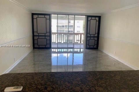 Condominio en alquiler en Hallandale Beach, Florida, 2 dormitorios, 101.45 m2 № 1927717 - foto 1