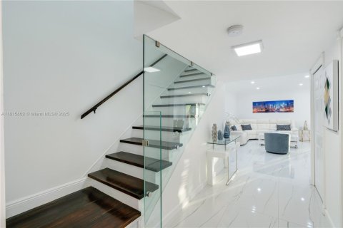 House in Surfside, Florida 2 bedrooms, 144.93 sq.m. № 1768487 - photo 5