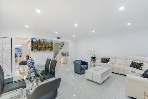 House in Surfside, Florida 2 bedrooms, 144.93 sq.m. № 1768487 - photo 13