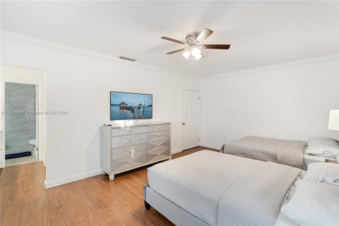 House in Surfside, Florida 2 bedrooms, 144.93 sq.m. № 1768487 - photo 17