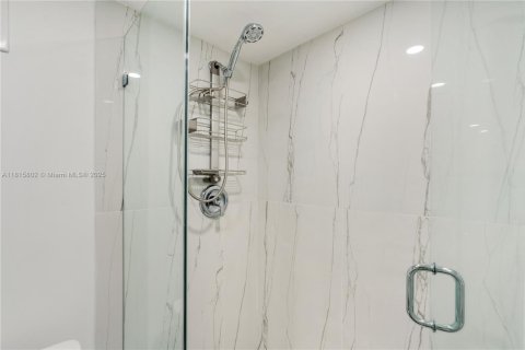 House in Surfside, Florida 2 bedrooms, 144.93 sq.m. № 1768487 - photo 25