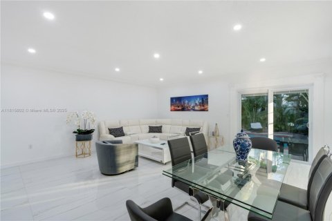 House in Surfside, Florida 2 bedrooms, 144.93 sq.m. № 1768487 - photo 11