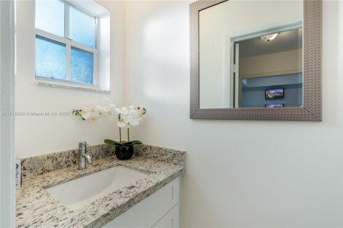 House in Surfside, Florida 2 bedrooms, 144.93 sq.m. № 1768487 - photo 26