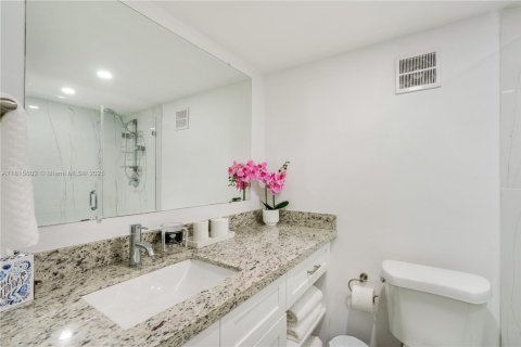 House in Surfside, Florida 2 bedrooms, 144.93 sq.m. № 1768487 - photo 24