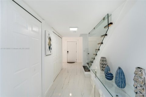 House in Surfside, Florida 2 bedrooms, 144.93 sq.m. № 1768487 - photo 14