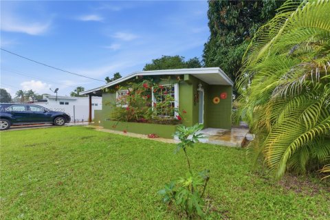 Villa ou maison à vendre à Miami Gardens, Floride: 2 chambres, 63.17 m2 № 2001191 - photo 2
