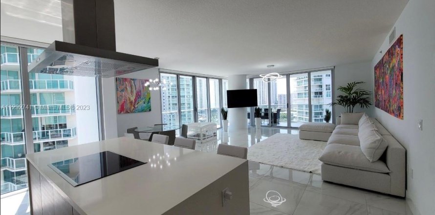 Condo in Sunny Isles Beach, Florida, 3 bedrooms № 1935589