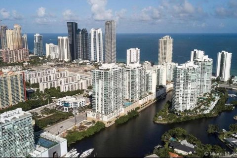 Condo in Sunny Isles Beach, Florida, 3 bedrooms № 1935589 - photo 27