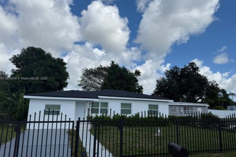 Купить виллу или дом в Майами, Флорида 4 спальни, 124.67м2, № 1955520 - фото 2