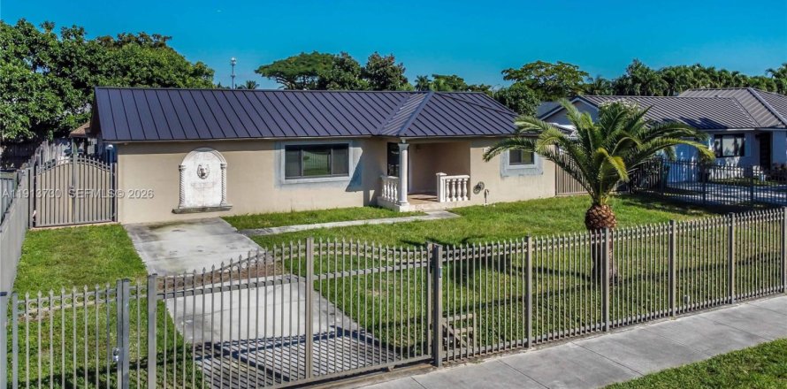 House in Miami, Florida 5 bedrooms, 172.98 sq.m. № 2042328