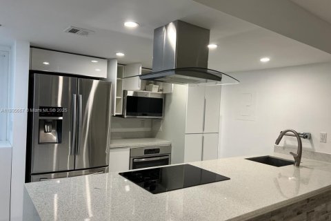 Condo in North Bay Village, Florida, 2 bedrooms  № 1743832 - photo 8