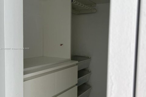 Condo in North Bay Village, Florida, 2 bedrooms  № 1743832 - photo 27
