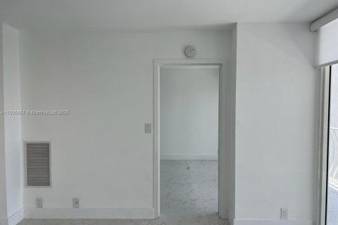 Condo in North Bay Village, Florida, 2 bedrooms  № 1743832 - photo 19