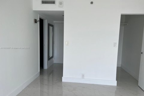 Condo in North Bay Village, Florida, 2 bedrooms  № 1743832 - photo 24