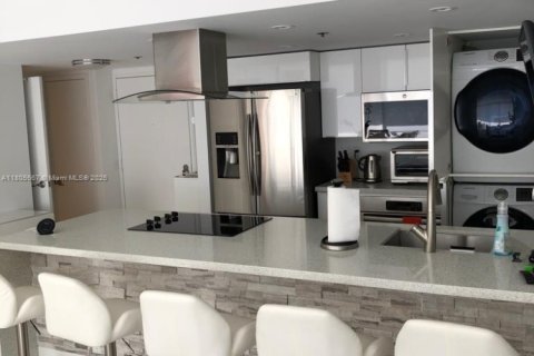 Condo in North Bay Village, Florida, 2 bedrooms  № 1743832 - photo 11