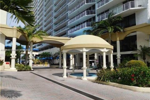 Condo in North Bay Village, Florida, 2 bedrooms  № 1743832 - photo 12