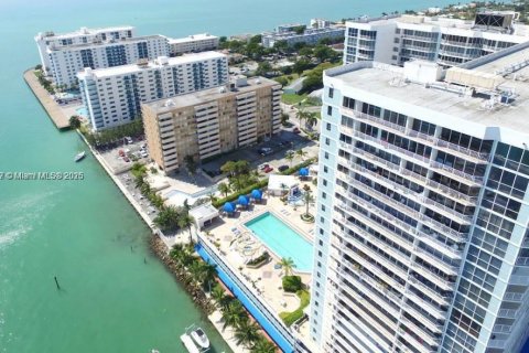 Condo in North Bay Village, Florida, 2 bedrooms  № 1743832 - photo 4