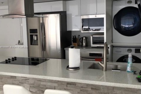 Condo in North Bay Village, Florida, 2 bedrooms  № 1743832 - photo 1