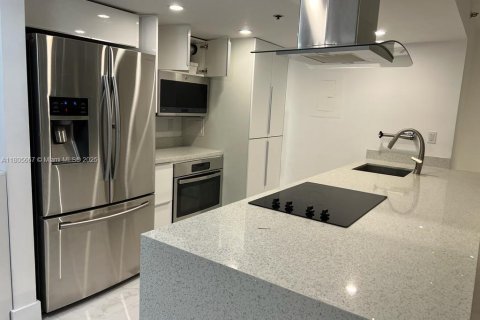 Condo in North Bay Village, Florida, 2 bedrooms  № 1743832 - photo 17