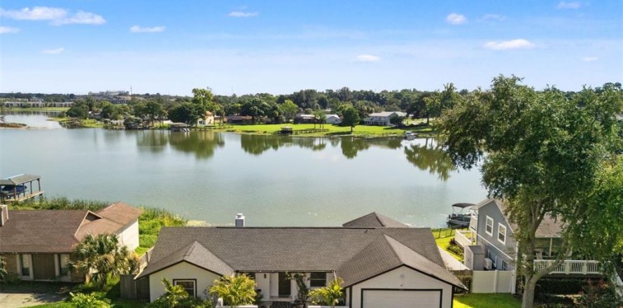 House in Altamonte Springs, Florida 3 bedrooms, 169.73 sq.m. № 2150308