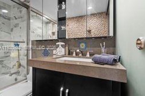 Condominio en venta en Hallandale Beach, Florida, 1 dormitorio, 80.82 m2 № 1975070 - foto 13