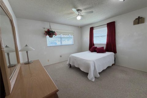 Condo in Largo, Florida, 2 bedrooms  № 2147491 - photo 24