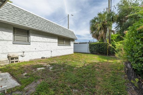 Condo in Largo, Florida, 2 bedrooms  № 2147491 - photo 29