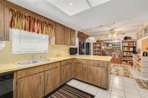 Condo in Largo, Florida, 2 bedrooms  № 2147491 - photo 11