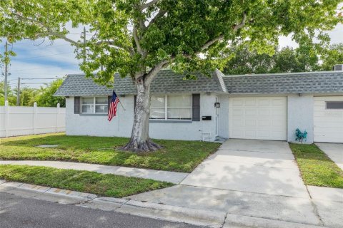 Condo in Largo, Florida, 2 bedrooms  № 2147491 - photo 2
