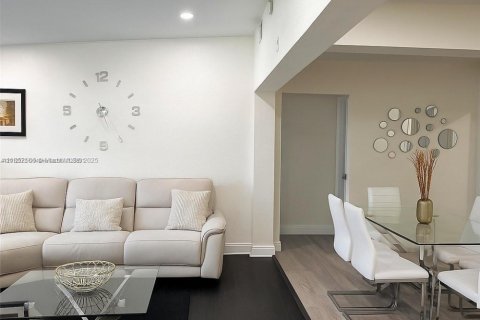 House in Miami, Florida 3 bedrooms, 117.71 sq.m. № 1858803 - photo 7