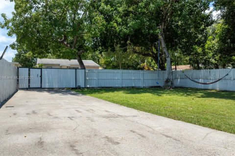 House in Miami, Florida 3 bedrooms, 117.71 sq.m. № 1858803 - photo 4