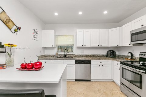 House in Miami, Florida 3 bedrooms, 117.71 sq.m. № 1858803 - photo 16