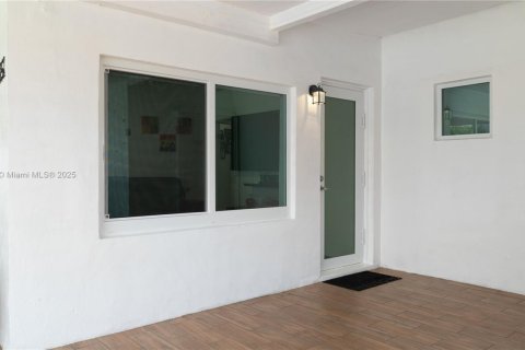House in Miami, Florida 3 bedrooms, 117.71 sq.m. № 1858803 - photo 14