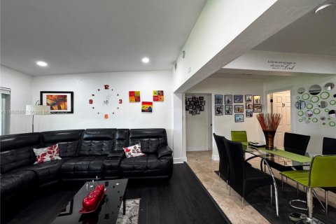 House in Miami, Florida 3 bedrooms, 117.71 sq.m. № 1858803 - photo 9