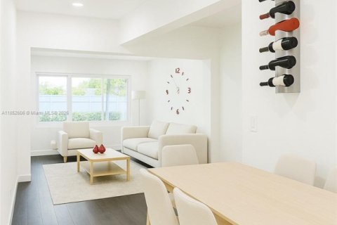 House in Miami, Florida 3 bedrooms, 117.71 sq.m. № 1858803 - photo 5