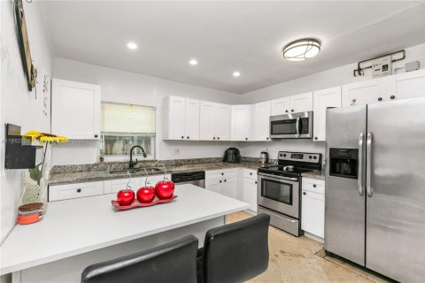 House in Miami, Florida 3 bedrooms, 117.71 sq.m. № 1858803 - photo 15