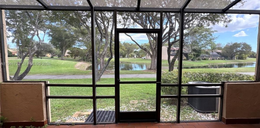 Кондоминиум с 2 спальнями в Дорал, Флорида № 2025112