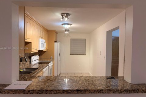 Снять в аренду кондоминиум в Дорал, Флорида 2 спальни, 148.64м2, № 2025112 - фото 7