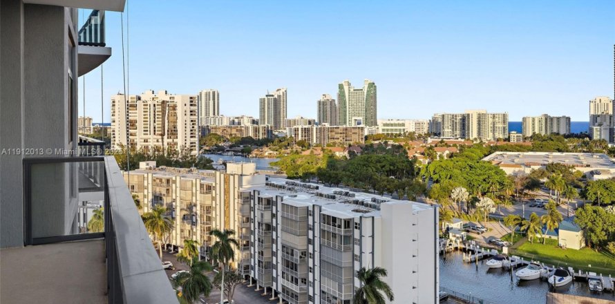 Кондоминиум с 2 спальнями в Халландейл-Бич, Флорида № 1969644