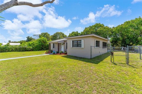 Casa en venta en Miami, Florida, 3 dormitorios, 103.68 m2 № 2057336 - foto 3