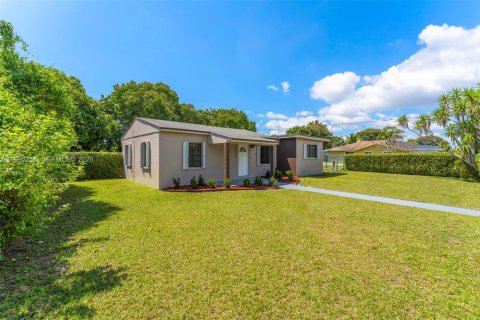 Casa en venta en Miami, Florida, 3 dormitorios, 103.68 m2 № 2057336 - foto 2