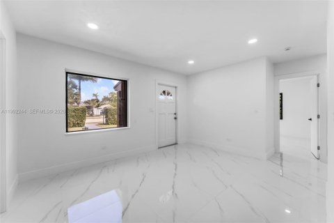 Casa en venta en Miami, Florida, 3 dormitorios, 103.68 m2 № 2057336 - foto 4