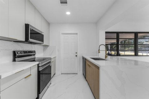 Casa en venta en Miami, Florida, 3 dormitorios, 103.68 m2 № 2057336 - foto 12