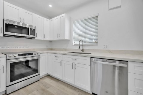 Casa en venta en North Miami Beach, Florida, 4 dormitorios, 120.77 m2 № 1846195 - foto 11