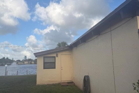 Casa en alquiler en Hollywood, Florida, 2 dormitorios, 113.34 m2 № 2053272 - foto 2