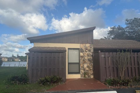 Casa en Hollywood, Florida 2 dormitorios, 113.34 m2 № 2053272