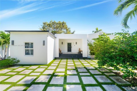 House in Miami, Florida 3 bedrooms, 193.79 sq.m. № 1948051 - photo 1