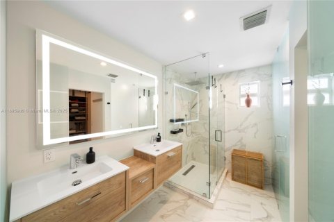 House in Miami, Florida 3 bedrooms, 193.79 sq.m. № 1948051 - photo 10